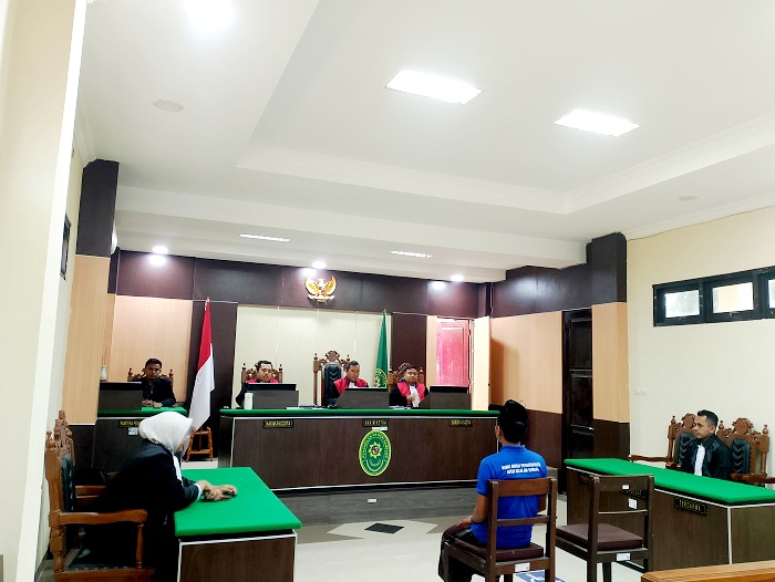 MELANGGAR HUKUM: Terdakwa Mochammad Fatoni mengikuti sidang putusan di Pengadilan Negeri Sampang Kamis (31/7). (UBAIDILLAHIR RAIE/JPRM)