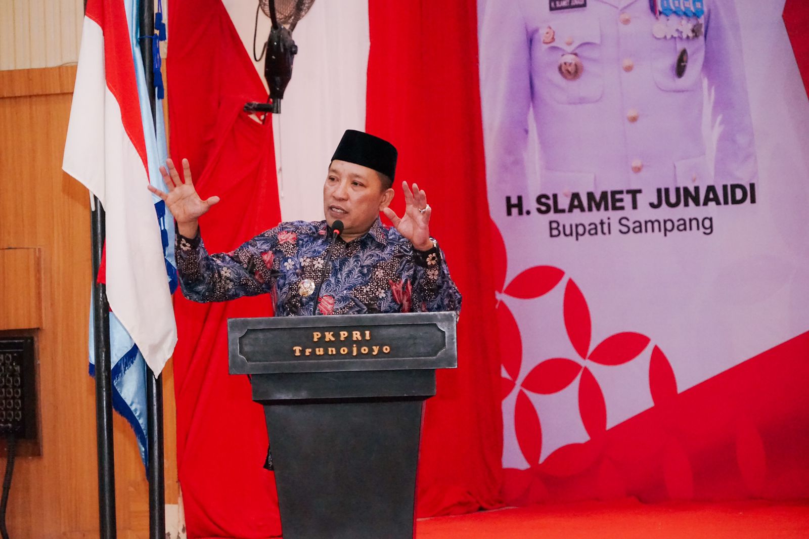 VISIONER: Bupati Sampang Slamet Junaidi memberikan apresiasi terhadap Jawa Pos Radar Madura.