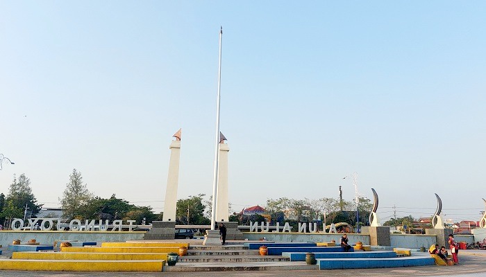 TERBATAS: Pengunjung menikmati ruang terbuka hijau di Alun-Alun Trunojoyo, Sampang, Senin (28/7). (JUNAIDI PONDIYANTO/JPRM)