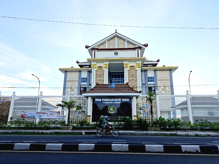 MEGAH: Pengemudi sepeda motor melintas di depan kantor DPRD Sumenep yang terletak di Jalan Trunojoyo, Desa Gedungan, Kecamatan Batuan, Sumenep, Kamis (31/7). (MOH. IQBAL/JPRM)