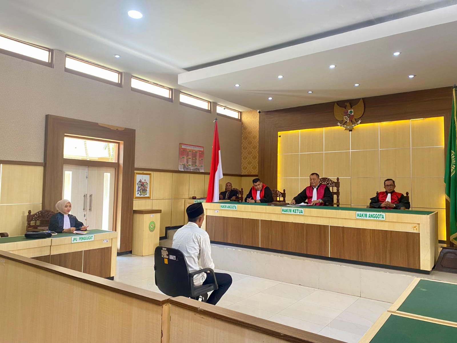TERTUNDUK: Muarip duduk di kursi terdakwa saat mengikuti sidang lanjutan dengan agenda pembacaan putusan di Pengadilan Negeri Pamekasan, Kamis (31/07).
