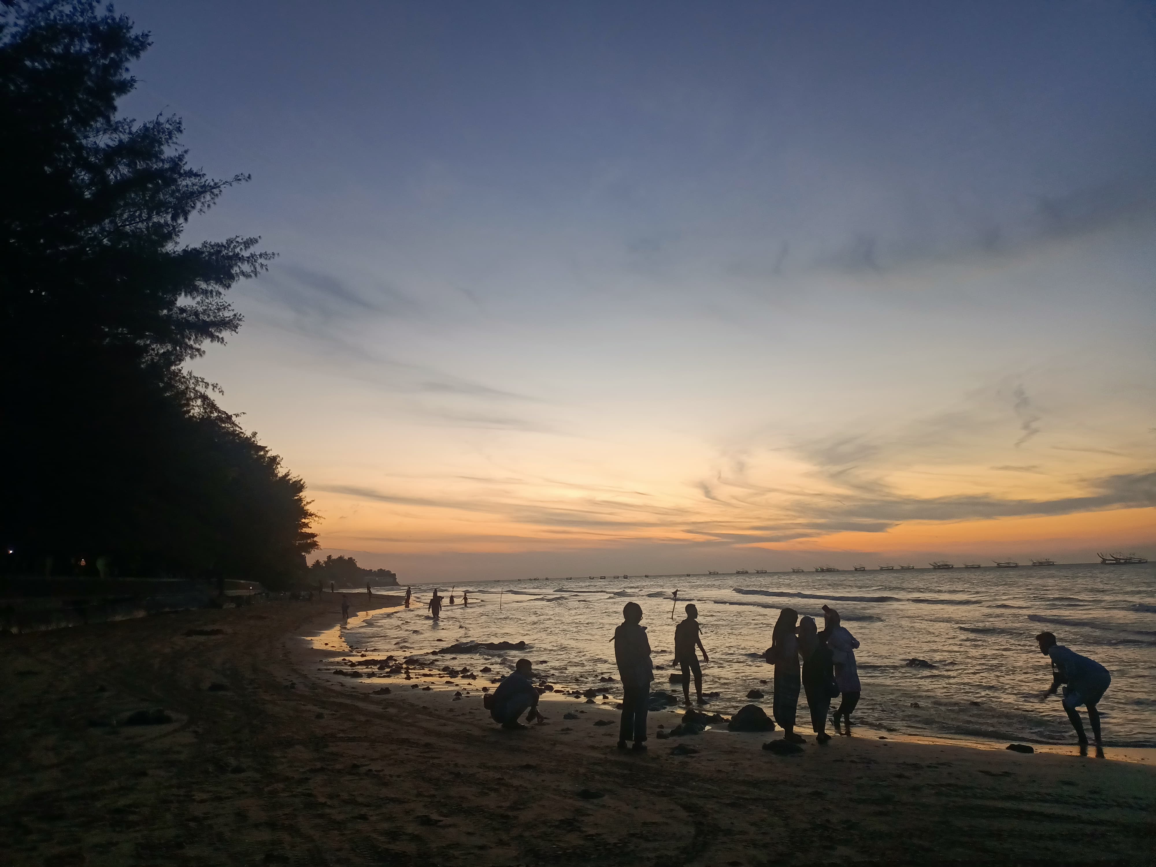 SUMBER PAD: Sejumlah warga sedang menikmati keindahan alam Pantai Slopeng yang terletak di Desa Semaan, Kecamatan Dasuk, Sumenep, Jumat (25/7).