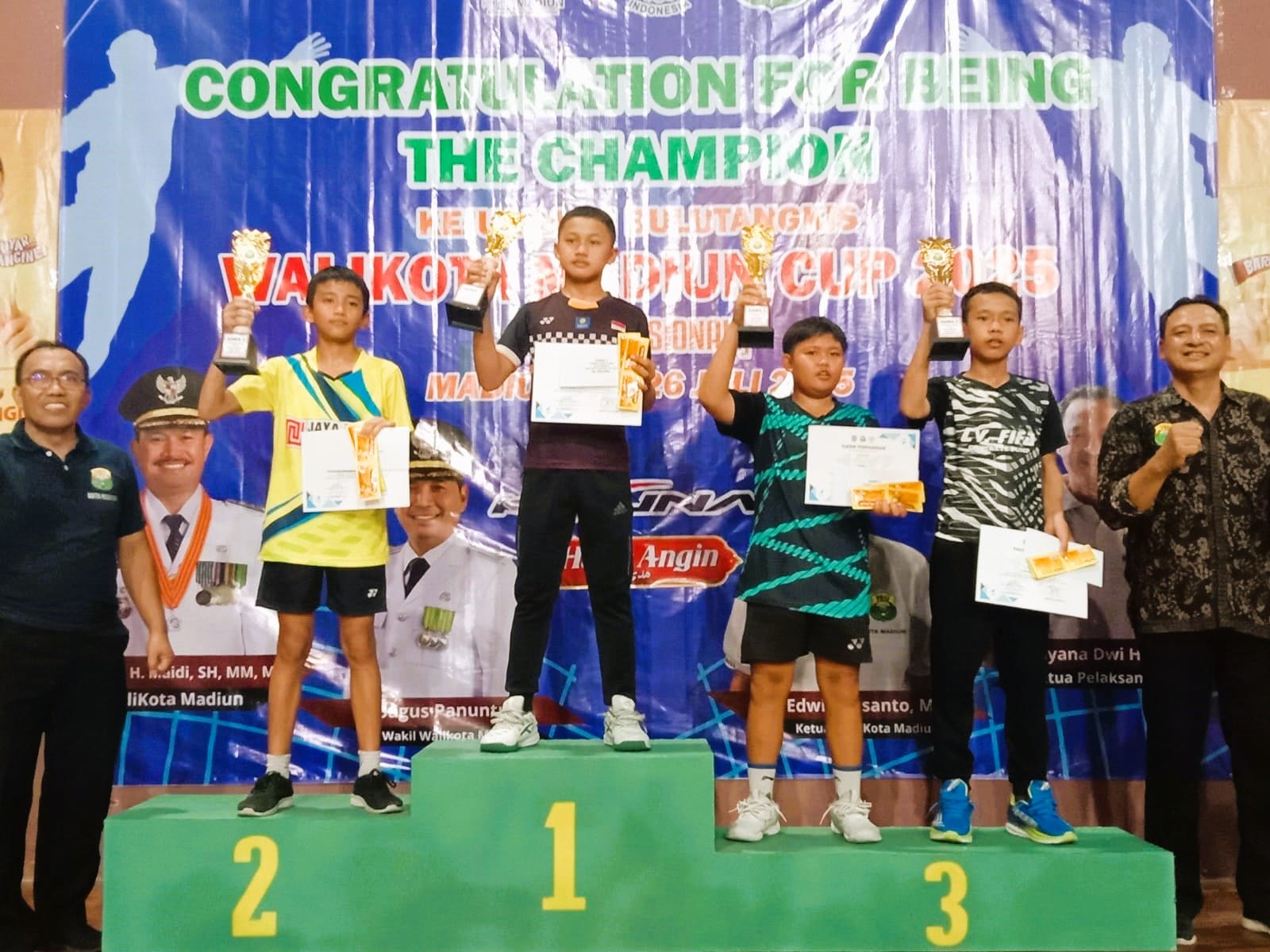 DIPERSIAPKAN: Atlet PBSI Pamekasan Raditya Putra Rismawan menaiki podium pertama dalam ajang Wali Kota Madiun Cup 2025, Sabtu (26/7).