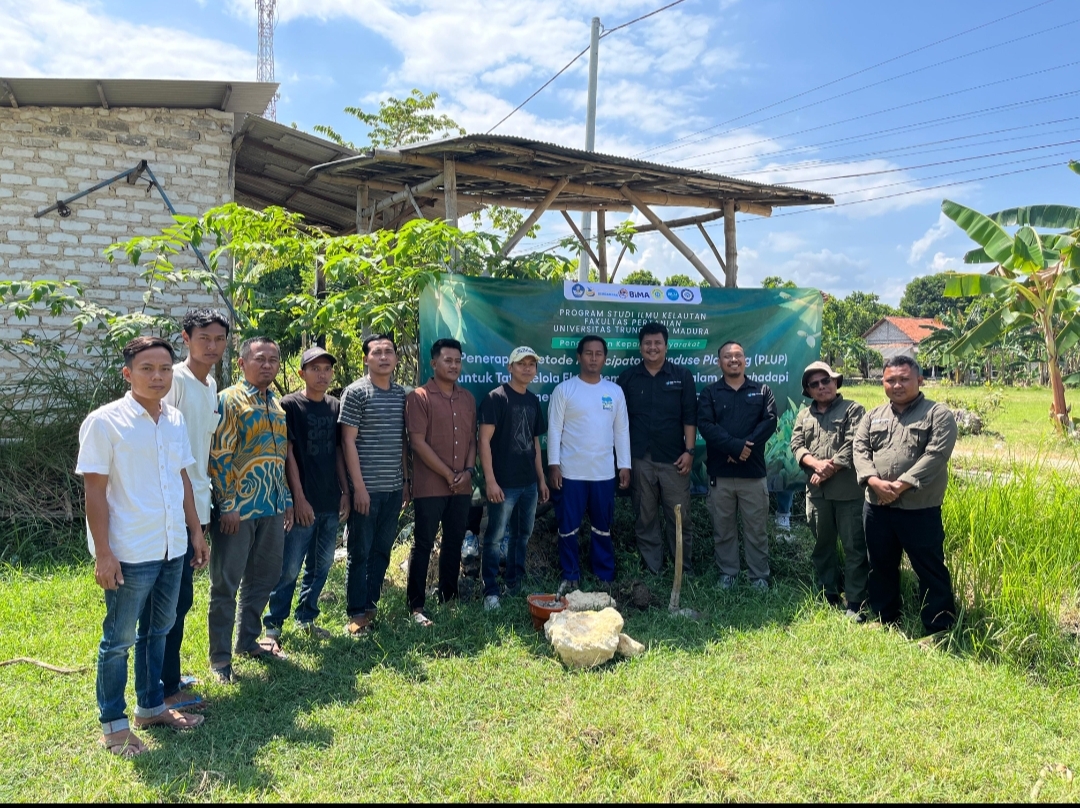 UNTUK LINGKUNGAN: Peletakkan batu pertama persemaian bibit mangrove di Desa Taddan, Kecamatan Camplong, Kabupaten Sampang, Selasa (30/7).