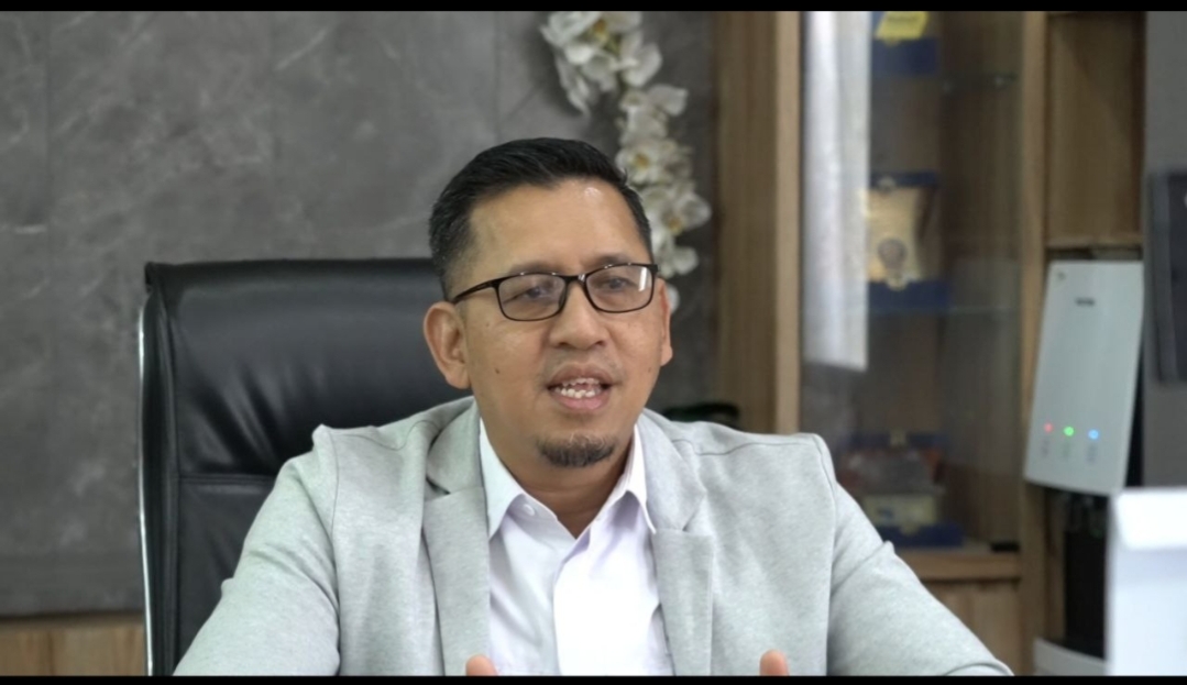 BERKARISMA: Kepala BPJS Kesehatan Cabang Pamekasan, Nuzuludin Hasan saat berada di kantornya.