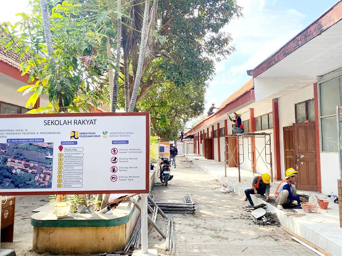 PROGRES: Pekerja merehab Sekolah Rakyat di Desa Buddagan, Kecamatan Pademawu, Pamekasan, Rabu (30/7). (AYU LATIFAH/JPRM)