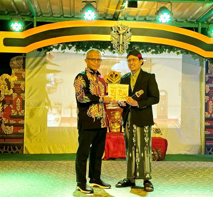 FOKUS: Direktur Utama PT BPRS Bhakti Sumekar Perseroda Hairil Fajar (kiri) menyosialisasikan program BBS Sekolah di SDN Juluk 1, Kecamatan Saronggi, Sumenep. (BPRS UNTUK JPRM)