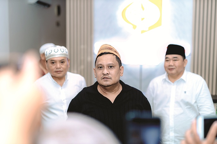 BERUSAHA: Ketua P4TM Khairul Umam berada di Gudang BM, Senin (17/3). (BM UNTUK JPRM)