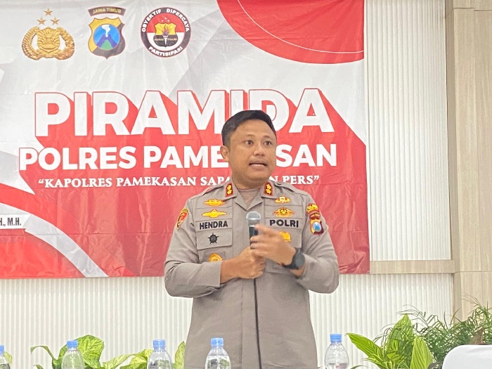 TEGAS: Kapolres Pamekasan AKBP Hendra Eko Triyulianto menyampaikan sambutan dalam kegiatan Piramida bersama jurnalis, Rabu (22/1). (MOH. IQBAL AFGANI/JPRM)
