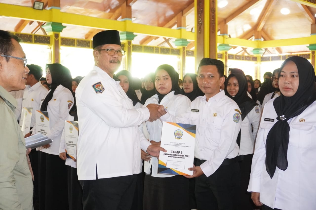 Penyerahan SK kepada PPPK yang dinyatakan lolos seleksi.