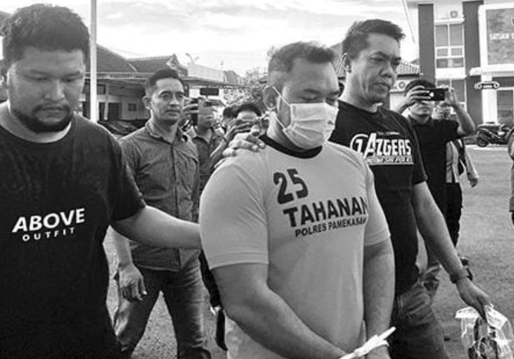 TIDAK BERKUTIK: Tersangka Zainal Arifin mengenakan baju tahanan Polres Pamekasannusai diringkus polisi, Rabu (2/7).