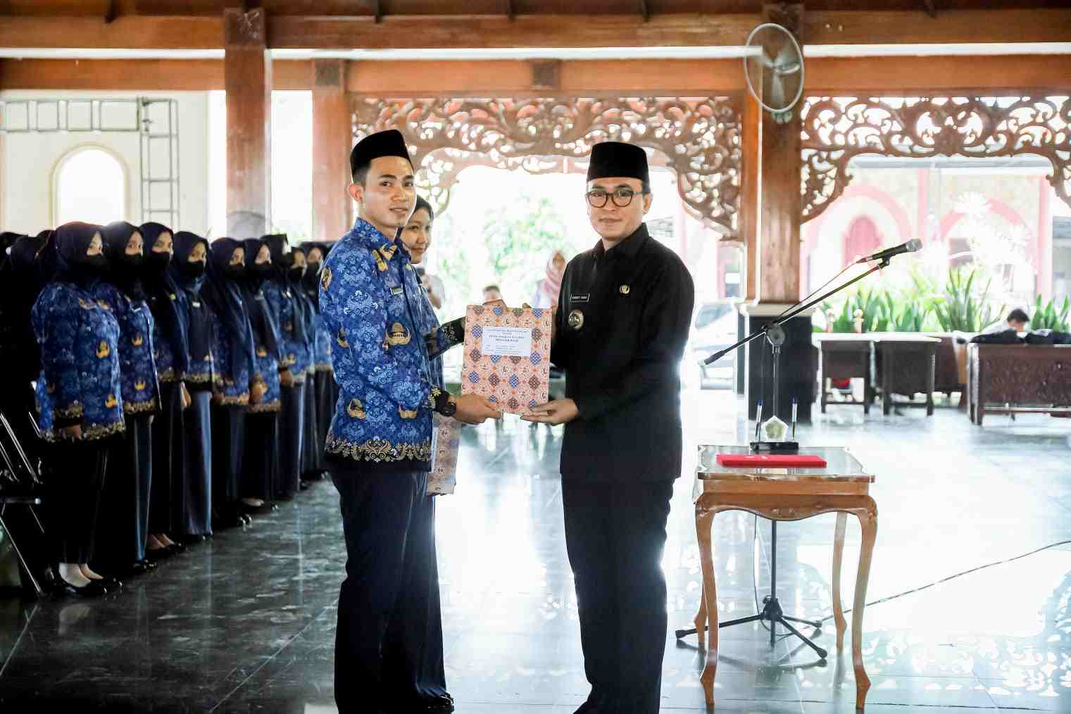 Prosesi penyerahan SK kepada peserta yang lolos seleksi PPPK atau CPNS