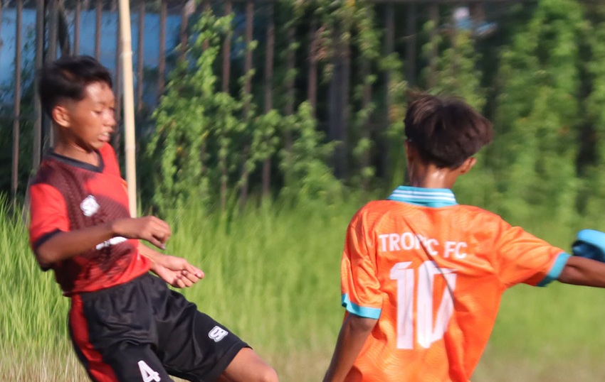 FOKUS: Sejumlah atlet sepak bola muda sedang mengikuti kompetisi U-13 di Stadion A. Yani Sumenep pada Minggu (27/7).