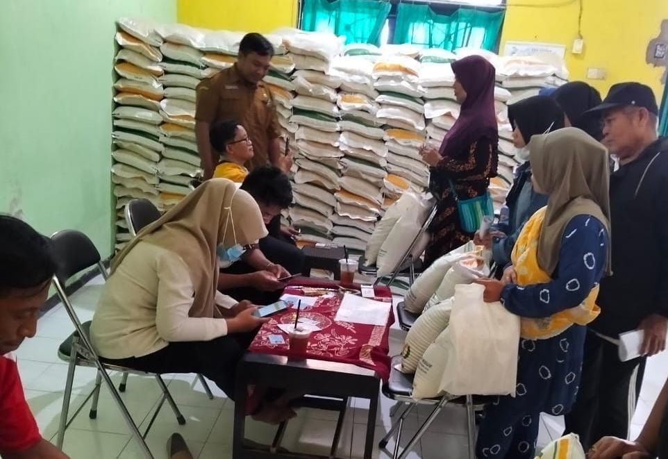 KESEJAHTERAAN: Pendamping PKH menyalurkan beras bantuan pangan di Kelurahan Juncangcang, Pamekasan, Selasa (22/7).