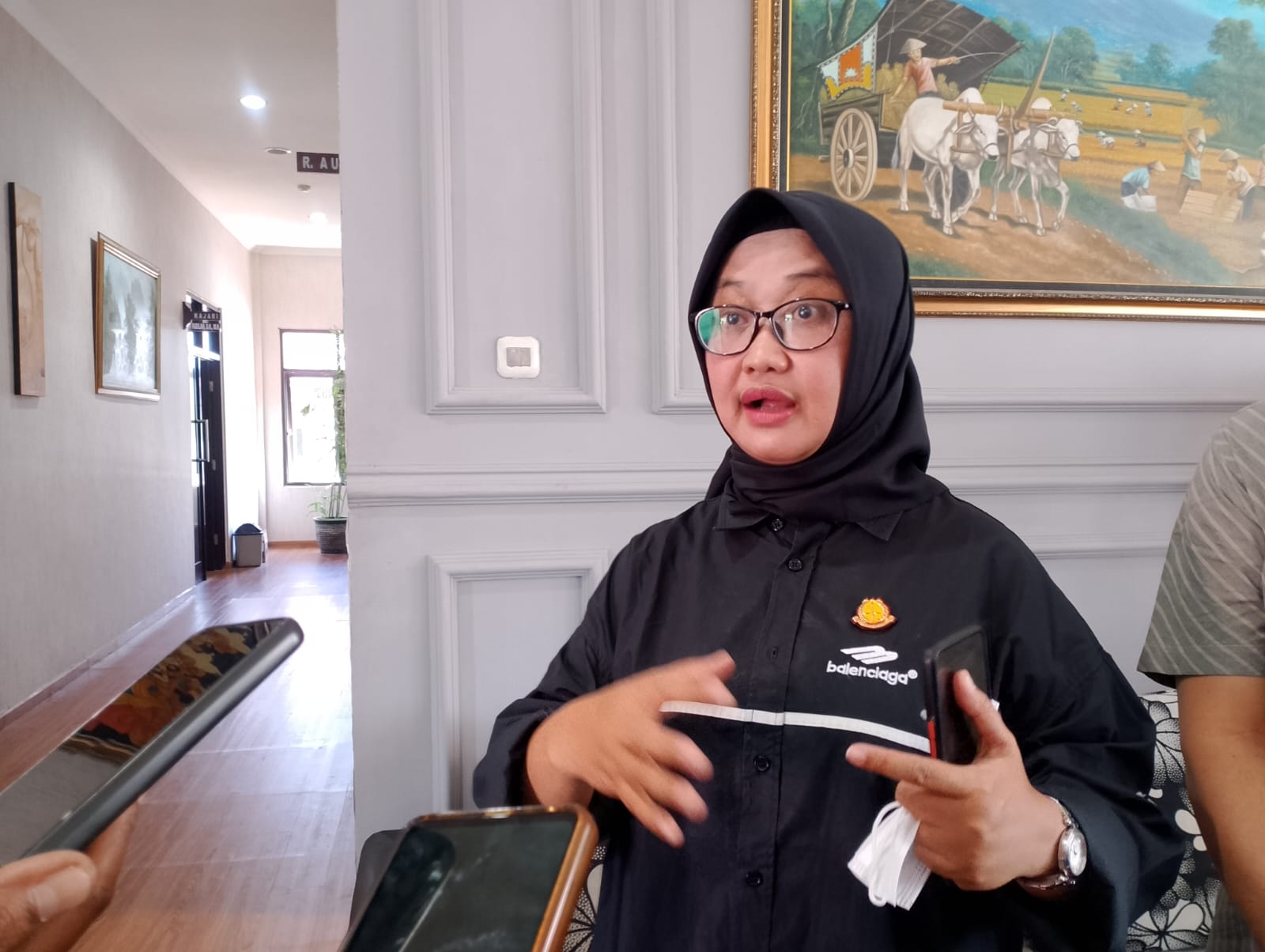 Kajari Sampang, Fadilah Helmi saat diwawancarai awak media