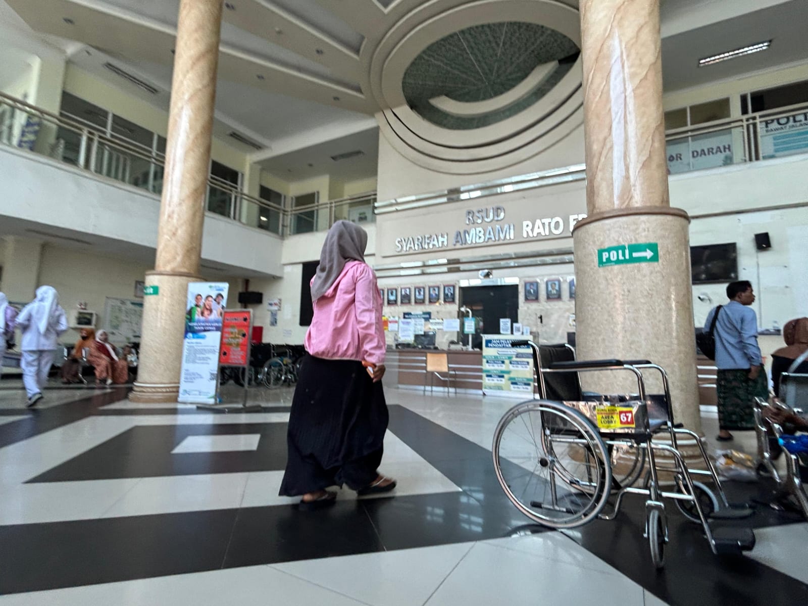 FASILITAS KESEHATAN: Warga Bangkalan mengakses layanan kesehatan di RSUD Syarifah Ambami Rato Ebu (Syamrabu) Jumat (01/07).