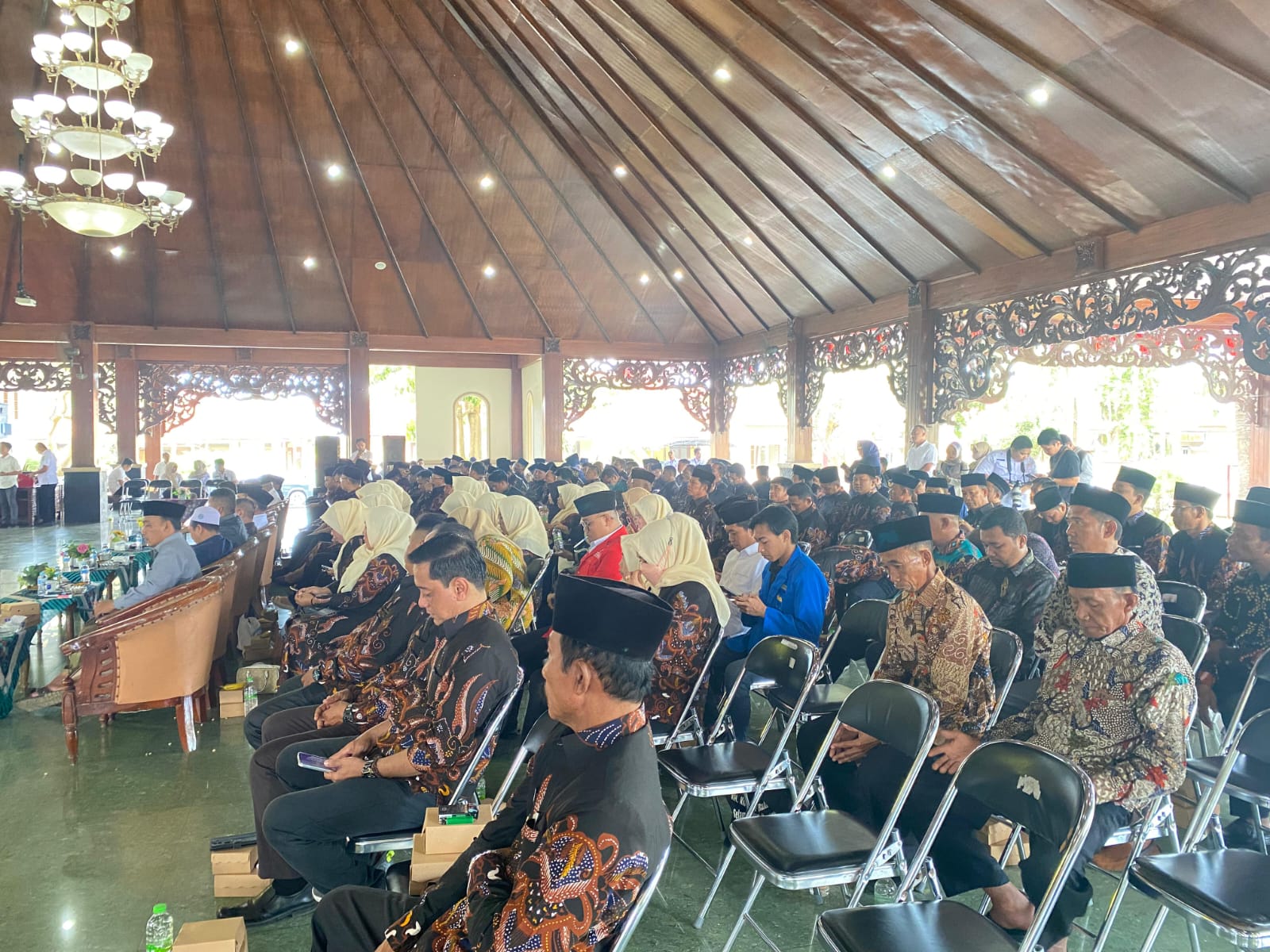BERKUMPUL: Sejumlah Kades dan perwakilan pemdes mengikuti pelantikan Perkasa di Mandhapa Agung Ronggosukowati, Rabu (30/7).