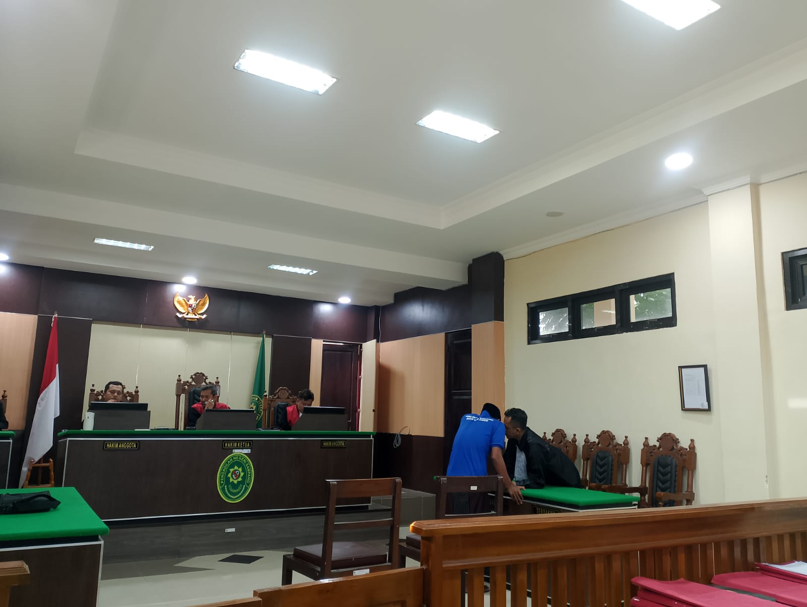 INKRAH: Terdakwa Mochammad Fatoni berkonsultasi dengan penasihat hukumnya usai pembacaan putusan majelis hakim PN Sampang, Kamis (31/7).