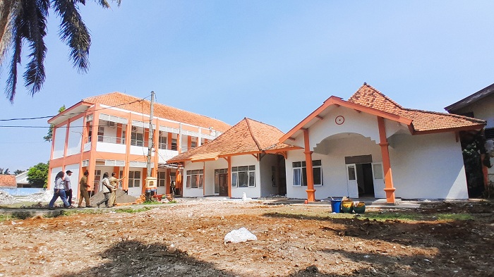 RENOVASI: Kabid Linjamsos Dinsos Bangkalan meninjau proses renovasi gedung sementara Sekolah Rakyat di Kelurahan Mlajah, Selasa (22/7). (M. KHOLIL RAMLI/JPRM)