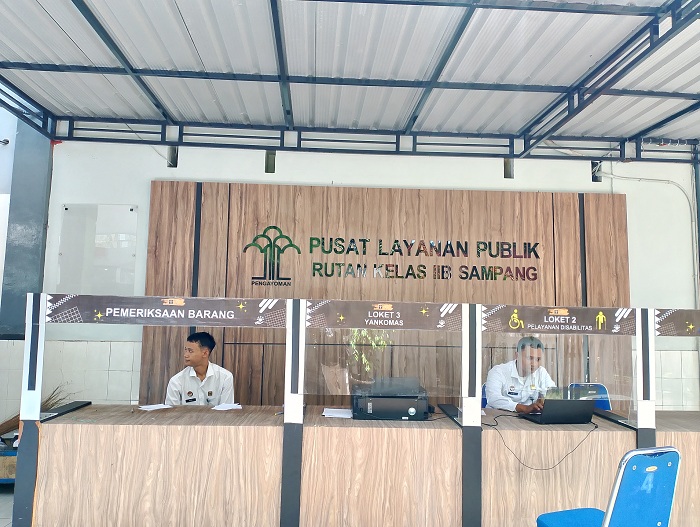 STAND BY: Pegawai Rutan Kelas II-B Sampang sedang bertugas di kantornya, Selasa (25/5). (UBAIDILLAHIR RAIE/JPRM)
