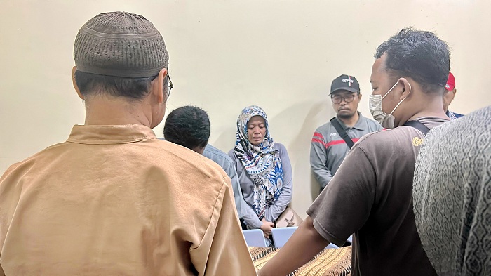 BERDUKA: Keluarga korban dan panitia berada di ruang RSUD Syamrabu Bangkalan Minggu (3/8). (ZAINAL UNTUK JPRM)