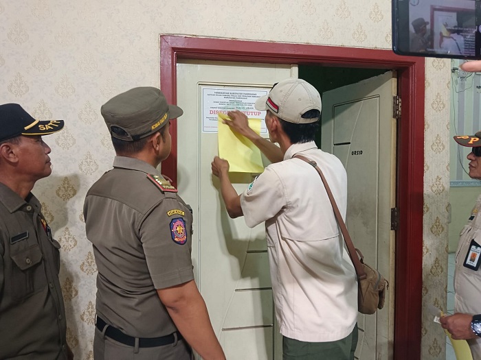 HIBURAN: Petugas satpol PP saat menertibkan tempat karaoke Mulia Abadi Rabu (16/7). (SATPOL PP UNTUK JPRM)