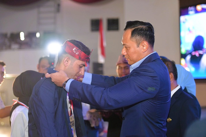 SIMBOLIS: Menko Bidang Infrastruktur dan Pembangunan Kewilayahan Agus Harimurti Yudhoyono memakaikan almamater kepada mahasiswa baru UTM.