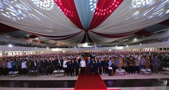 SEMANGAT BARU: Ribuan mahasiswa dan mahasiswi baru UTM mengikuti PKKMB Sakera 2025 Senin (4/8).