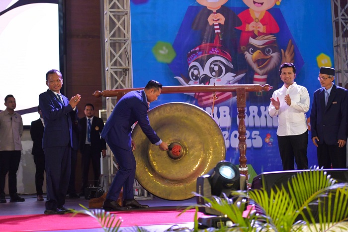 BERWIBAWA: Menko Bidang Infrastruktur dan Pembangunan Kewilayahan Agus Harimurti Yudhoyono menabuh gong sebagai tanda dimulainya PKKMB Sakera 2025.