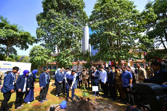 SIMBOLIS: Menko Bidang Infrastruktur &nbsp;dan Pembangunan Kewilayahan RI AHY menanam pohon di depan Gedung Rektorat UTM Senin (4/8). (UTM UNTUK JPRM)
