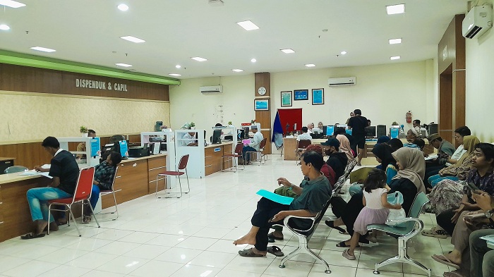 PELAYANAN DASAR: Sejumlah warga mengakses layanan kependudukan di Mal Pelayanan Publik (MPP) Bangkalan Senin (4/8). (M. KHOLIL RAMLI/JPRM)
