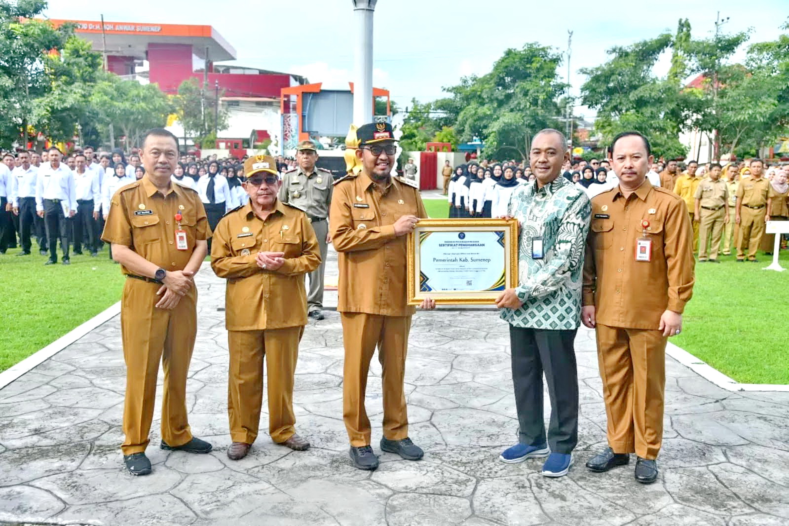 MEMBANGGAKAN: Bupati Sumenep Achmad Fauzi Wongsojudo (topi hitam) saat menerima penghargaan dari Kantor Regional II BKN Surabaya di halaman kantor Pemkab Sumenep, Senin (21/4).