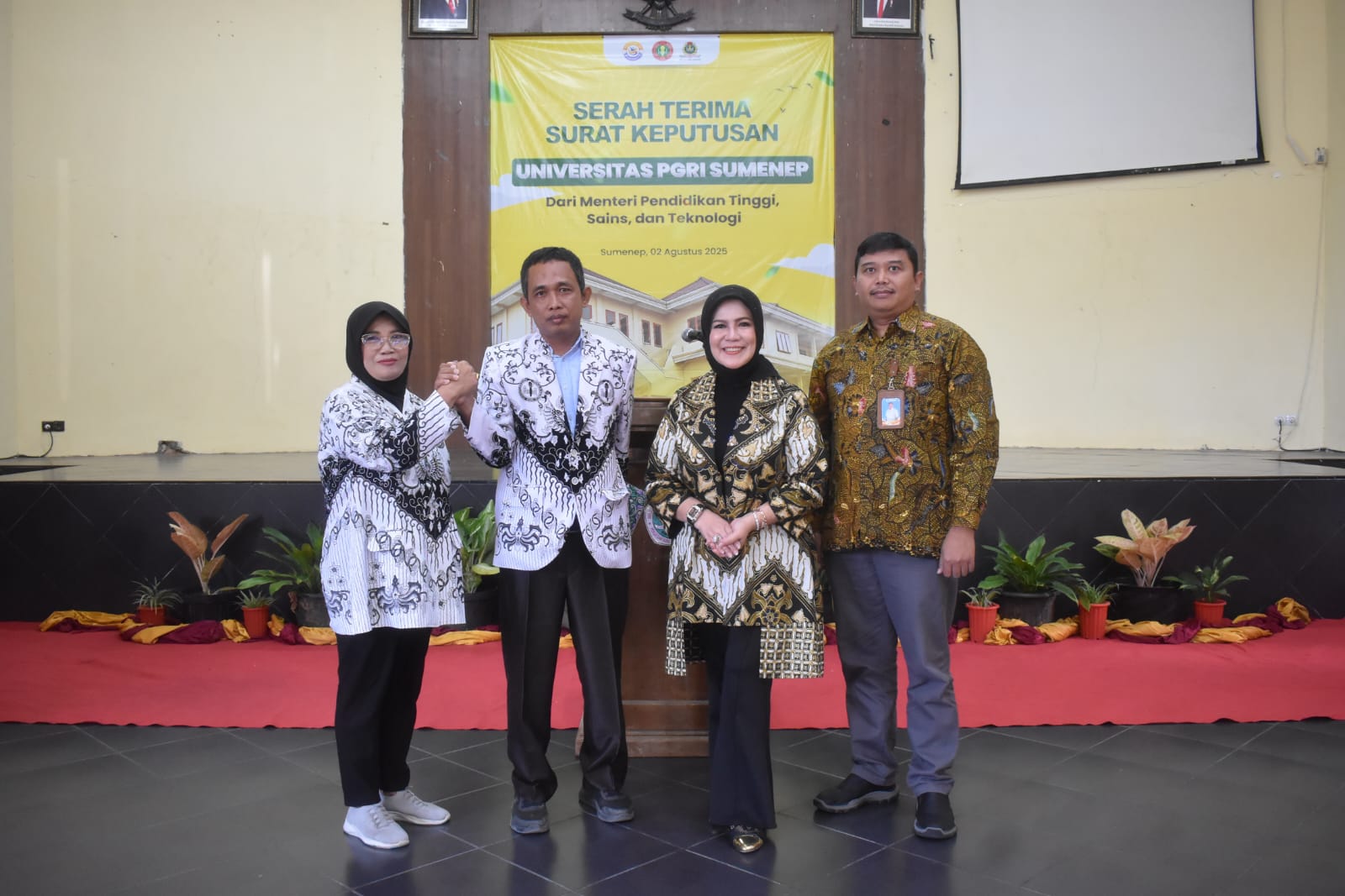 SUKSES: Kepala LLDikti Wilayah VII Jawa Timur (dua dari kanan) berfoto bersama jajaran Universitas PGRI Sumenep setelah serah terima SK Universitas PGRI Sumenep , Sabtu (02/07)