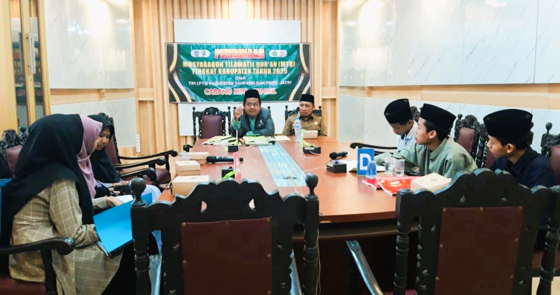 KONSENTRASI: Peserta MTQ mengikuti pembinaan berkelompok di kantor Pemkab Sampang Selasa (29/7).