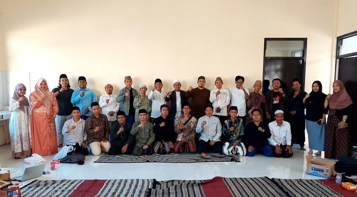 SEMANGAT: Ketua PGMNI Jatim Moh. Ali Muhsin (tengah) berfoto bersama dengan calon pengurus PD PGMNI Sumenep, Minggu (3/8). (TOHARI UNTUK JPRM)