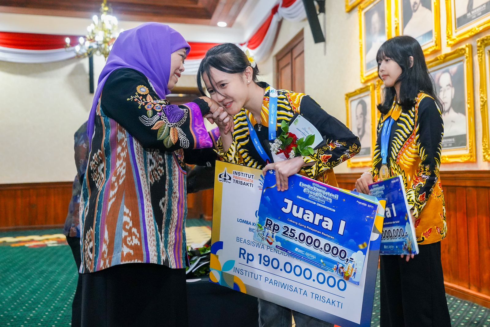 HATTRICK: Gubernur Jawa Timur Khofifah Indar Parawansah memberikan penghargaan kedasa peserta lomba kompetensi siswa (LKS) Nasional Pendidikan Menengah (Dikmen) XXXIII 2025.