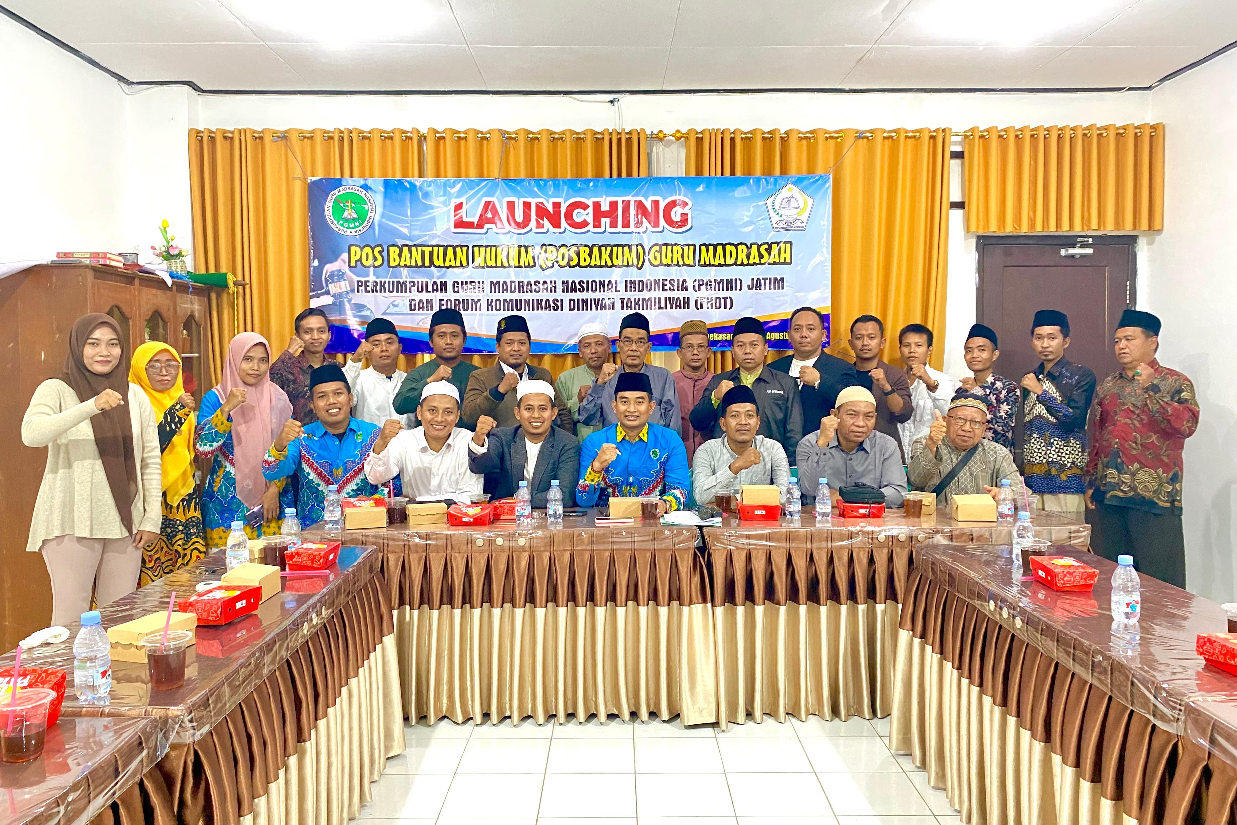LEGALITAS: Pengurus PGMNI Provinsi Jatim dan FKDT saat membahas Posbakum di aula Kemenag Pamekasan, Minggu (4/8).