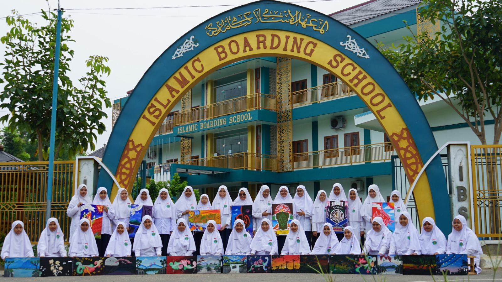 PENDIDIKAN: Sejumlah siswa saat menunjukkan hasil karyanya di lingkungan IBS PKMKK beberapa waktu lalu.
