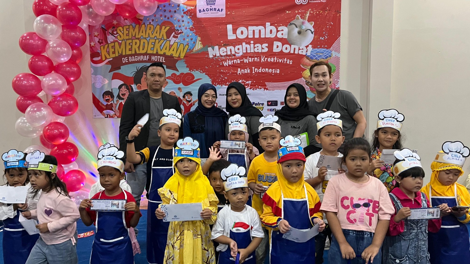 SEMANGAT KEMERDEKAAN: HM. De Baghraf Hotel Sumenep Fawarid Safuwan (kiri) berfoto bersama panitia lomba dan seluruh pemenang lomba menghias donat.