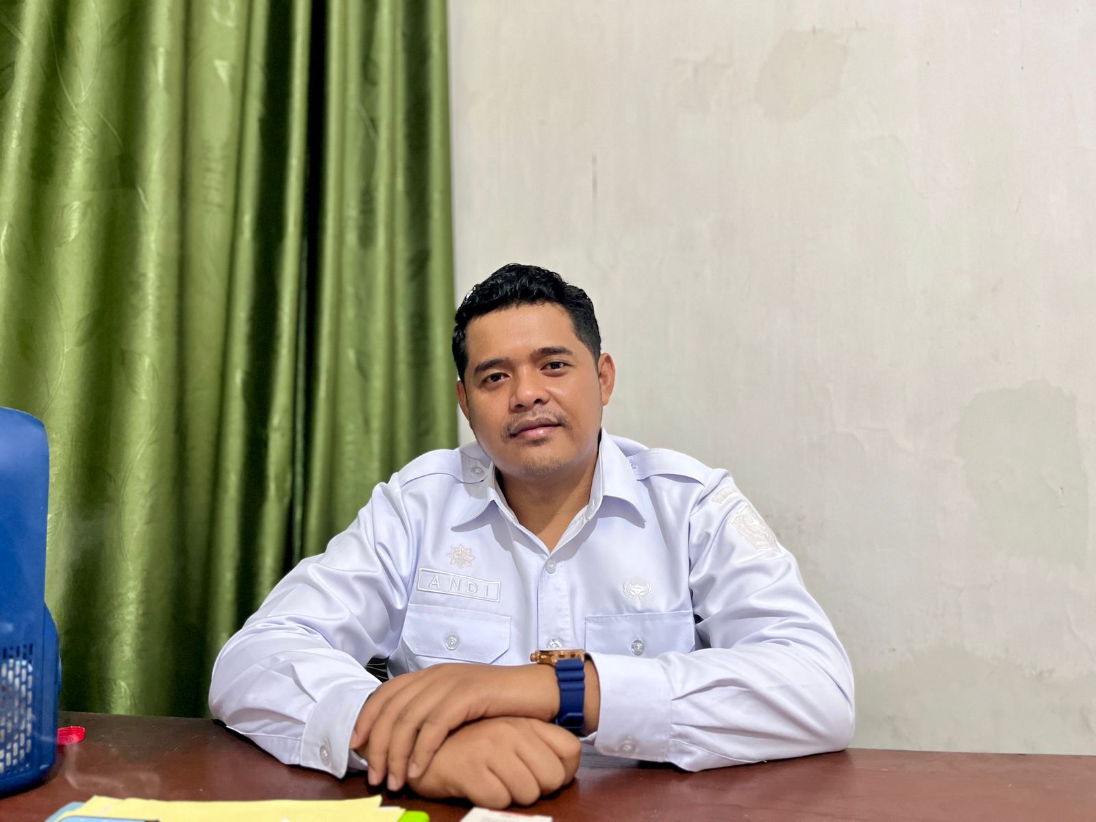 BERUSAHA: Kabid Produksi Pertanian DKPP Pamekasan Andi Ali Syahbana berada di ruang kerjanya.
