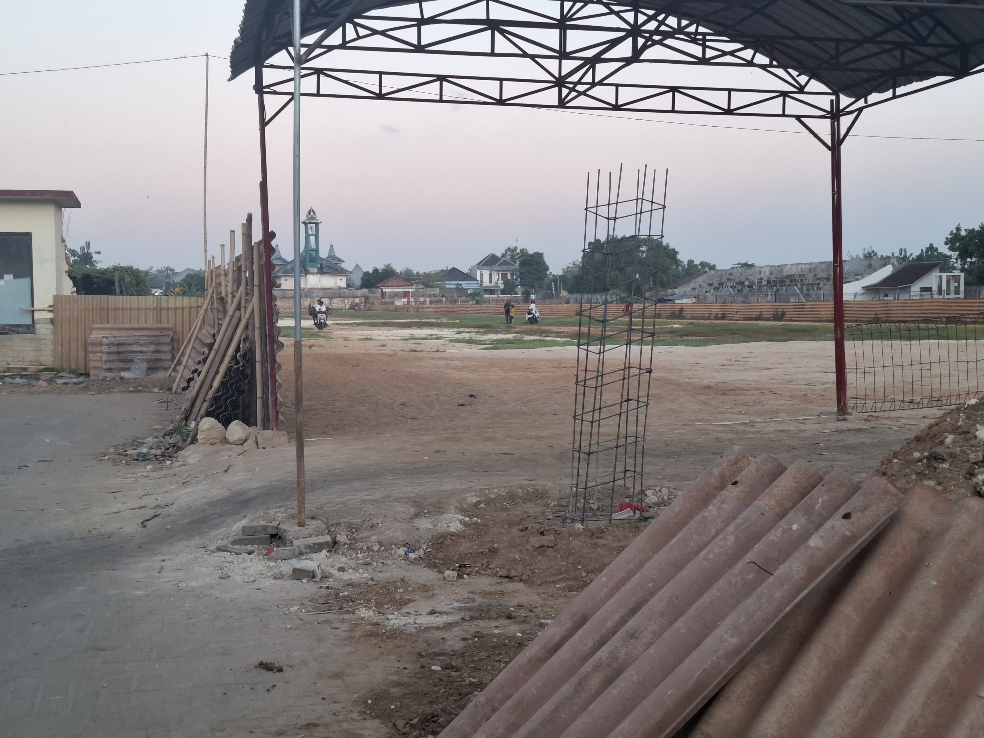 BELUM KELAR: Kondisi lapangan karapan sapi giling di Desa Pangarangan, Kecamatan Kota Sumenep, Minggu (3/8).