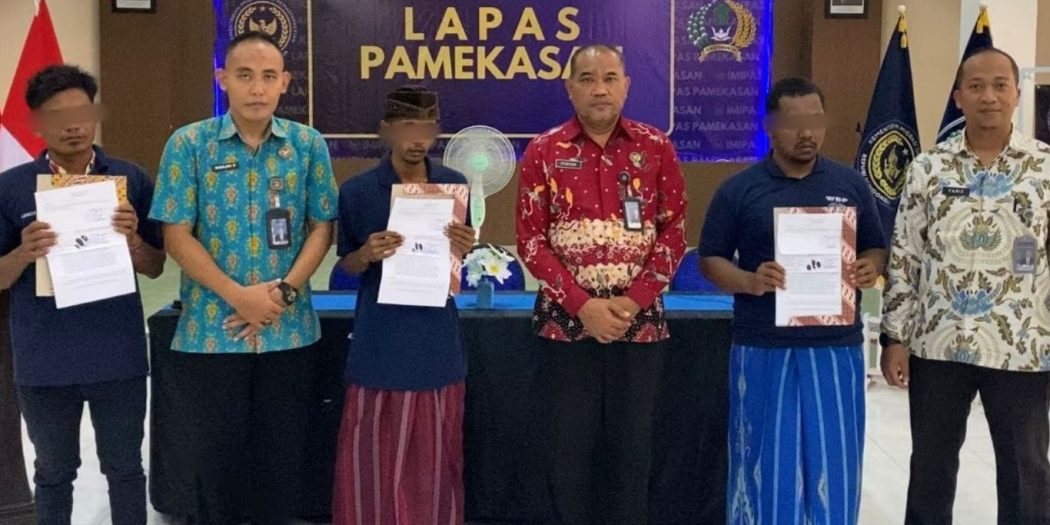 ANGIN KEBEBASAN: Tiga napi menerima dokumen pembebasan didampingi pejabat Lapas Kelas II-A Pamekasan, Sabtu (2/8).