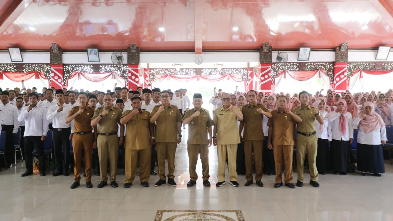Pj Bupati Sampang saat menyerahkan SK PPPK Guru.