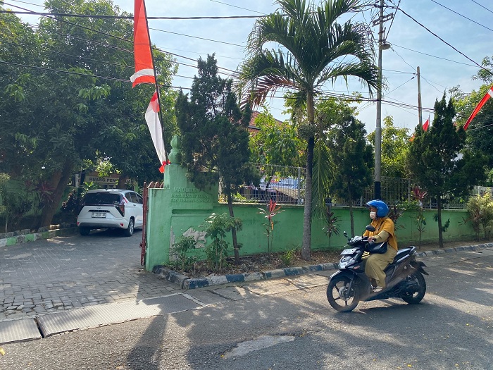 LENGANG: Pengendara sepeda motor melintas di depan kantor DKPP Pamekasan Selasa (5/8). (AYU LATIFAH/JPRM)