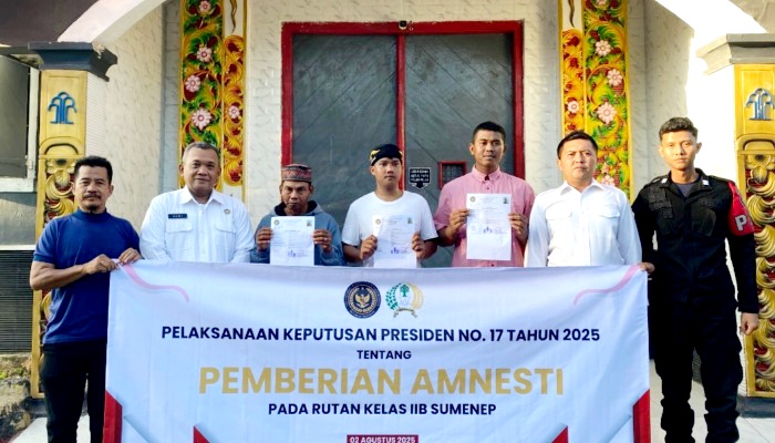 DIBEBASKAN: Tiga warga binaan Rutan Kelas II-B Sumenep menerima program amnesti pada Sabtu (2/8). (RUTAN KELAS II-B SUMENEP)