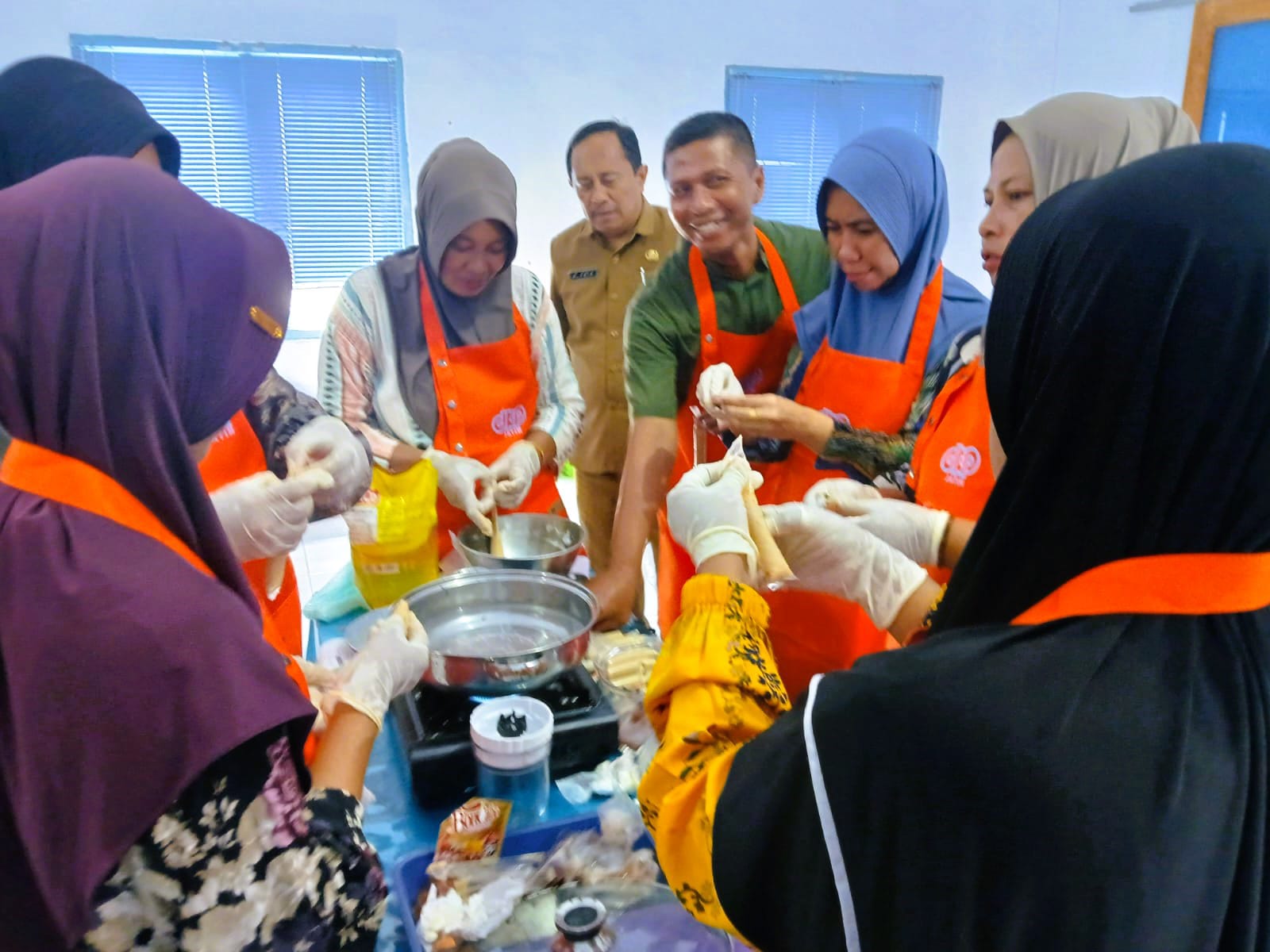PRODUKTIF: Anggota poklahsar sedang membuat sosis berbahan ikan cakalang di kantor Diskan Pamekasan, Selasa (29/7).