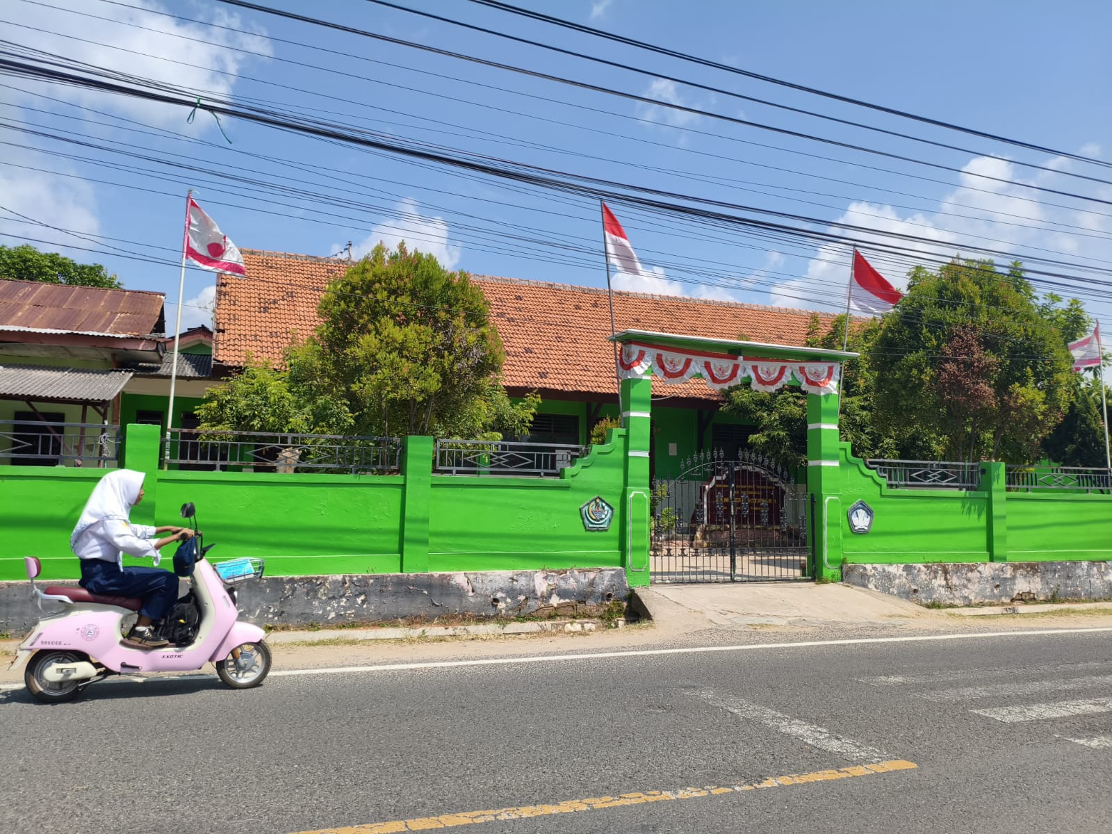 PENDIDIKAN: Pengendara motor melintas di depan SDN Sotabar 1 kemarin.