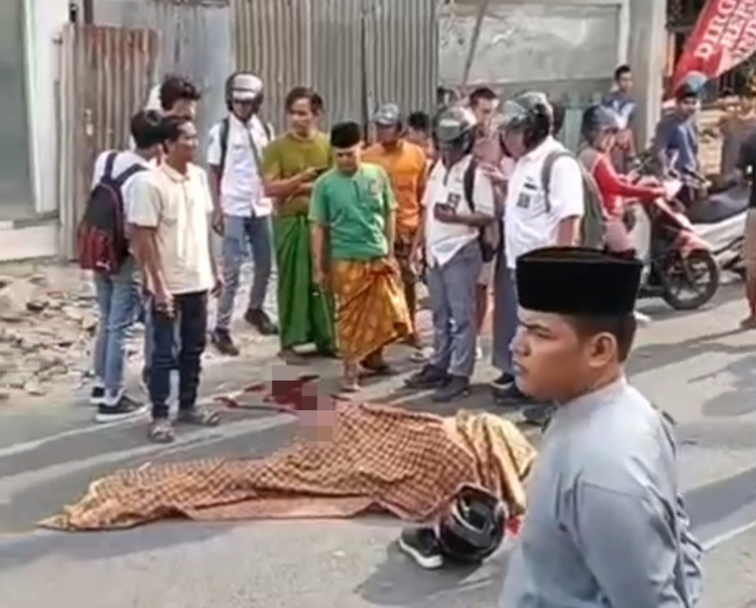TEWAS: Kecelakaan lalu lintas di Jalan Imam Ghozali Sampang mengakibatkan seorang pelajar meninggal di TKP, Selasa (5/8) sore.