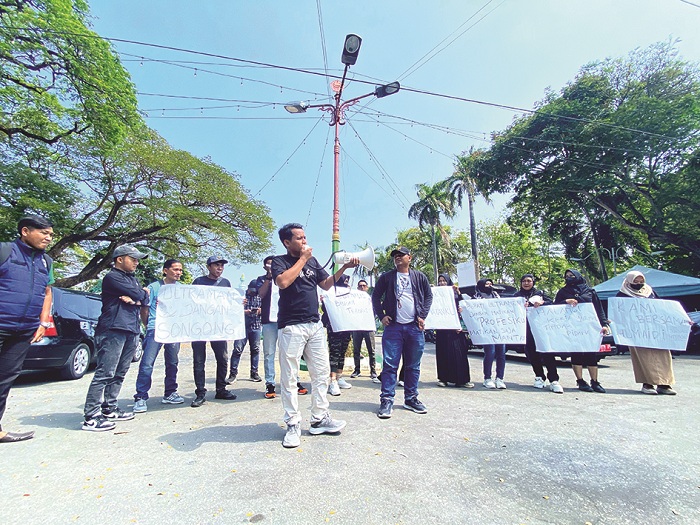 SOLIDARITAS: Waka JPRM Biro Pamekasan Moh. Ali Muhsin menyampaikan aspirasi dalam aksi damai yang digelar di Alun-Alun Pamekasan Selasa (5/8). (AYU LATIFAH/JPRM)