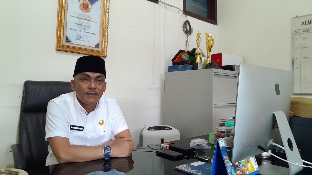 BERI KETERANGAN: Asisten II Bidang Perekonomian dan Pembangunan Setkab Bangkalan Bambang Budi Mustika saat ditemui di ruang kerjanya kemarin.